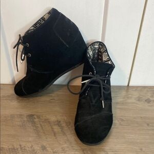 Toms | Women's Black Sued Lace Up Ankle Booties - 8.5